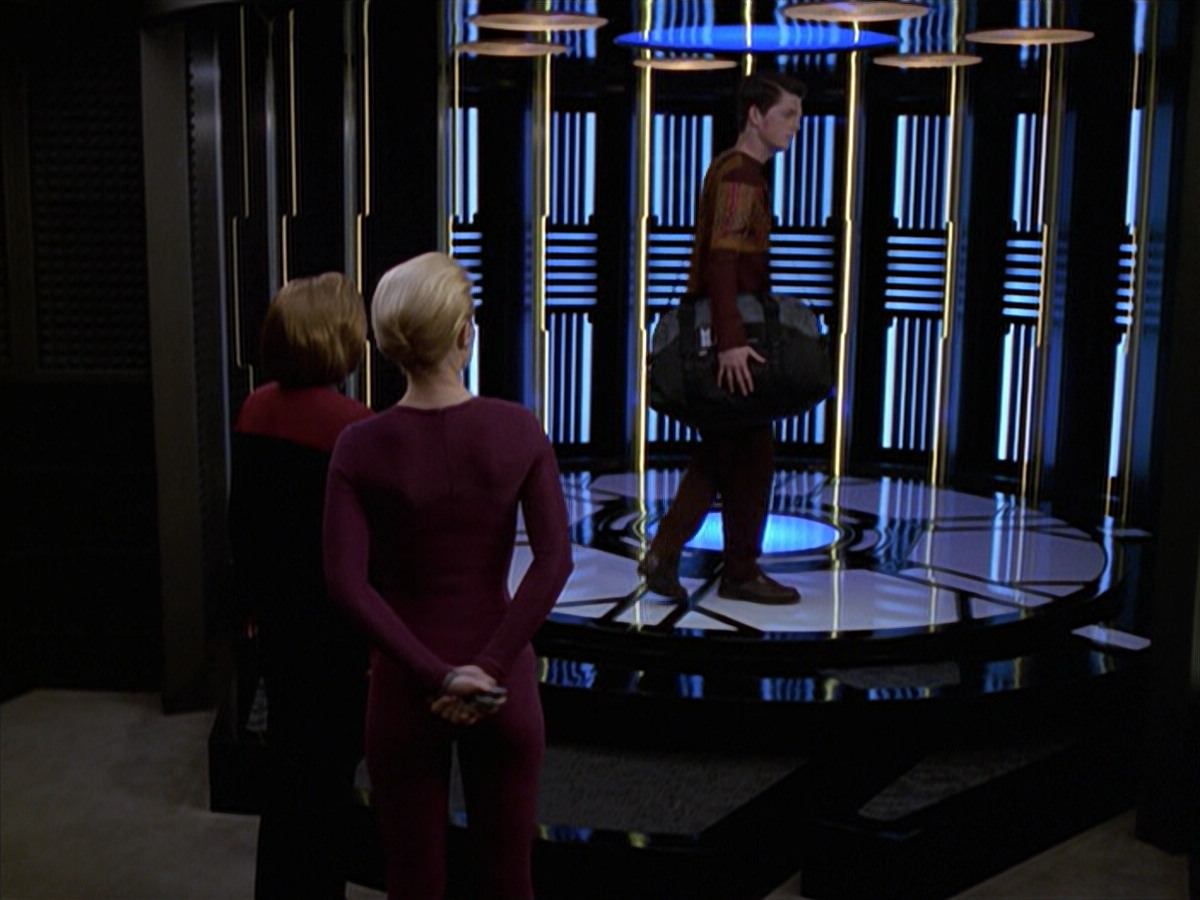 extant_StarTrek_VOY_6x19-ChildsPlay_02450.jpg