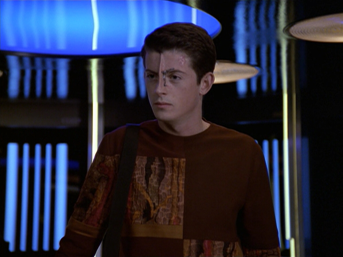 extant_StarTrek_VOY_6x19-ChildsPlay_02462.jpg