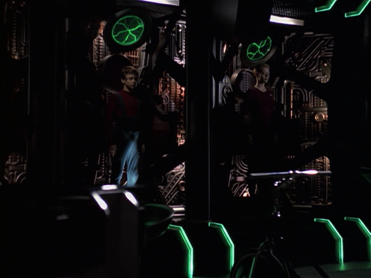 extant_StarTrek_VOY_6x19-ChildsPlay_02505.jpg
