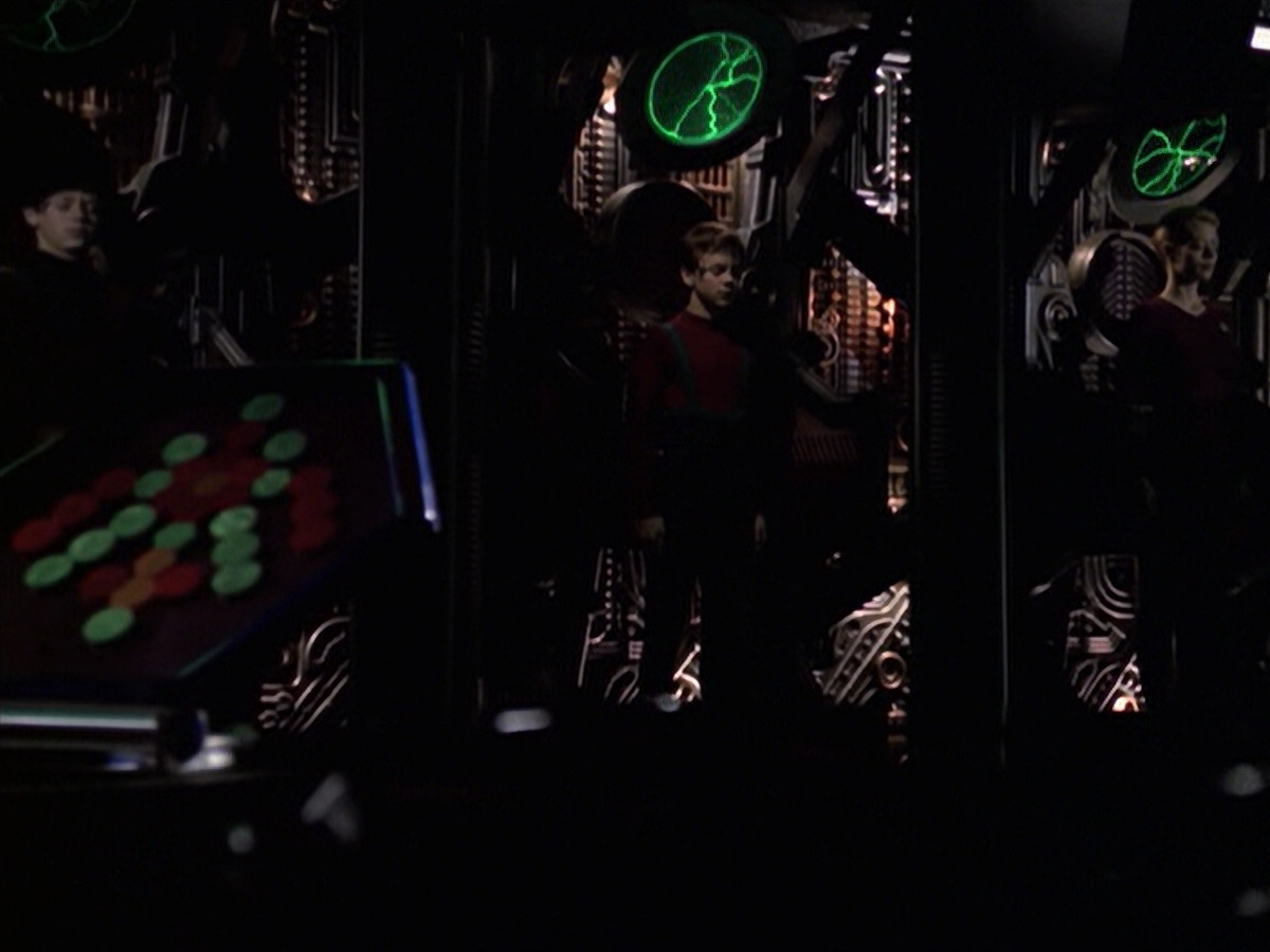 extant_StarTrek_VOY_6x19-ChildsPlay_02509.jpg
