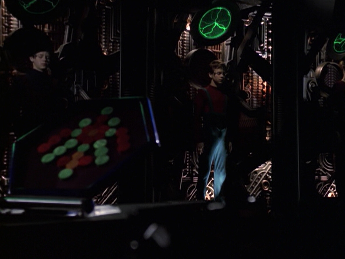 extant_StarTrek_VOY_6x19-ChildsPlay_02510.jpg