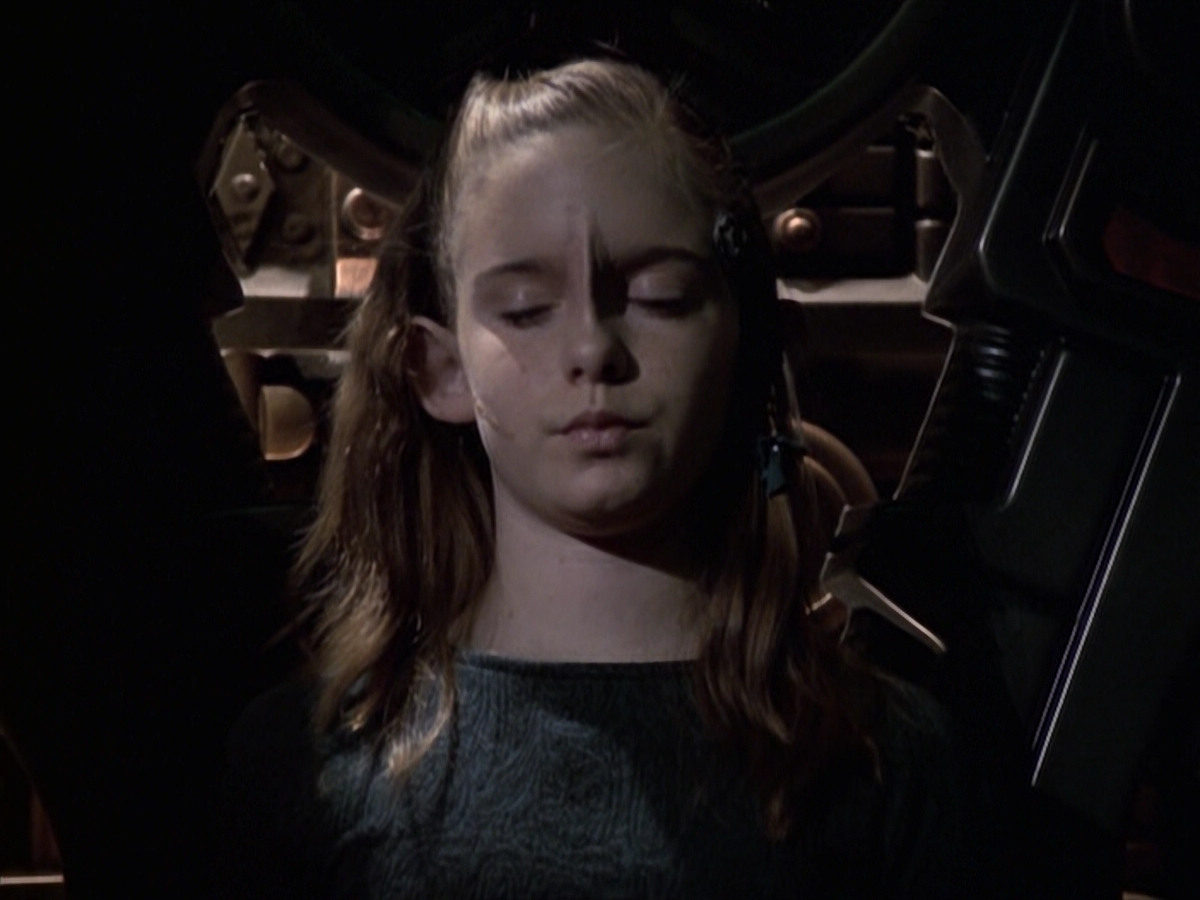 extant_StarTrek_VOY_6x19-ChildsPlay_02531.jpg