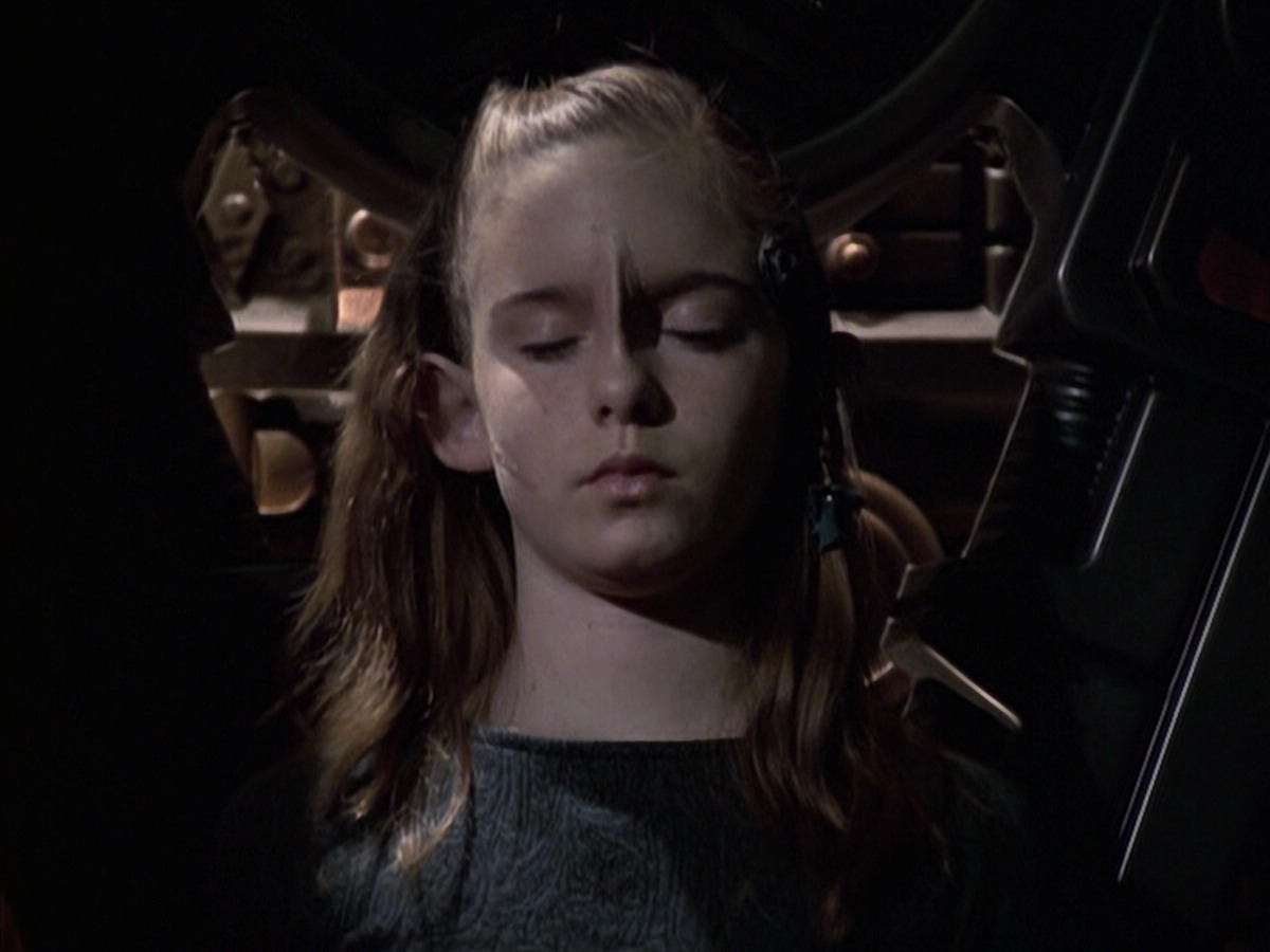 extant_StarTrek_VOY_6x19-ChildsPlay_02532.jpg