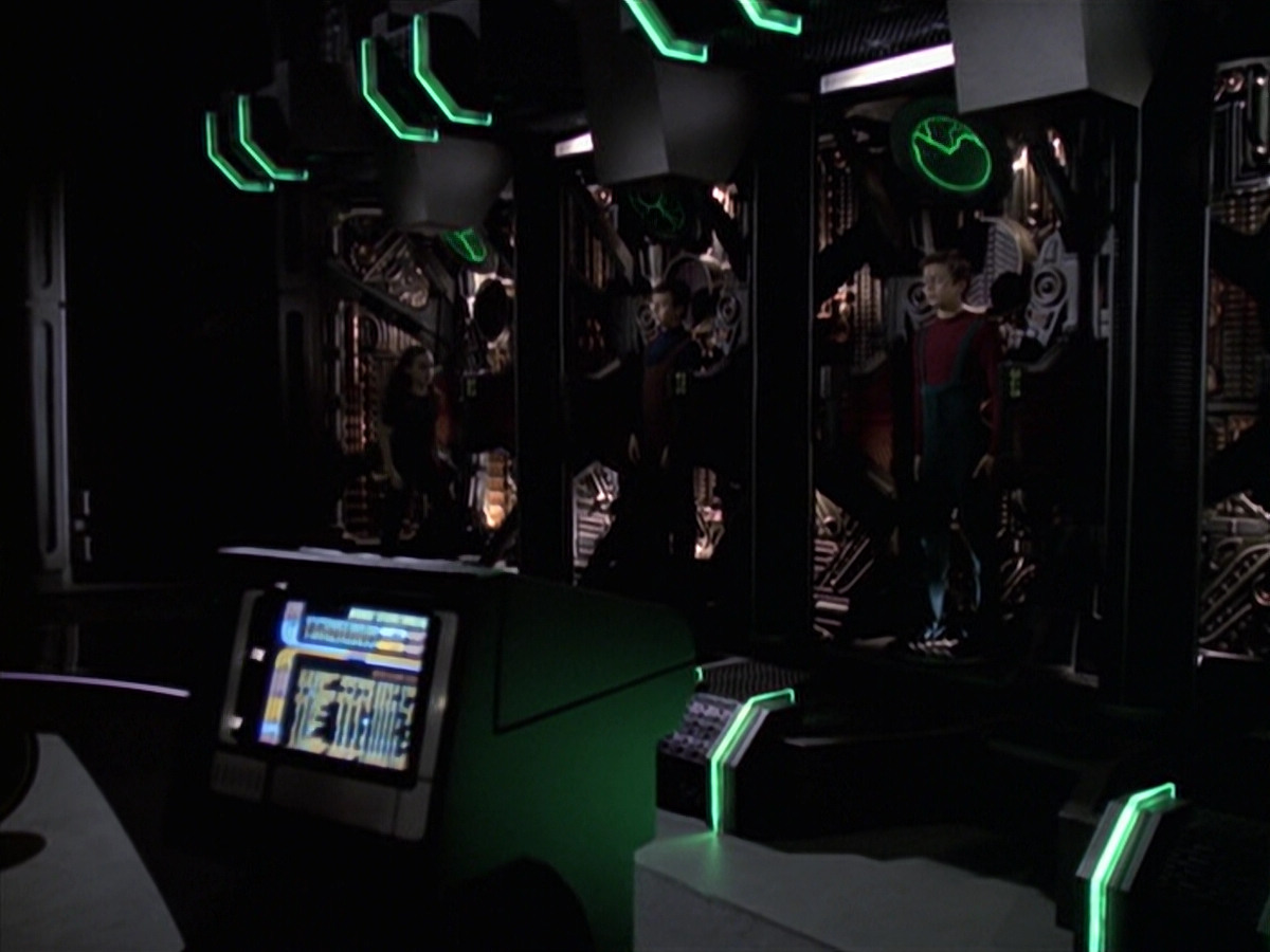 extant_StarTrek_VOY_6x19-ChildsPlay_02542.jpg