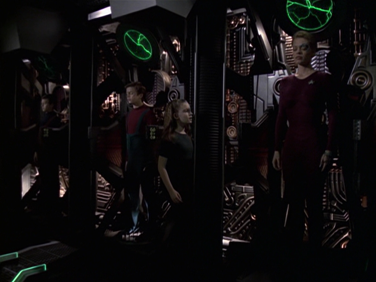 extant_StarTrek_VOY_6x19-ChildsPlay_02547.jpg