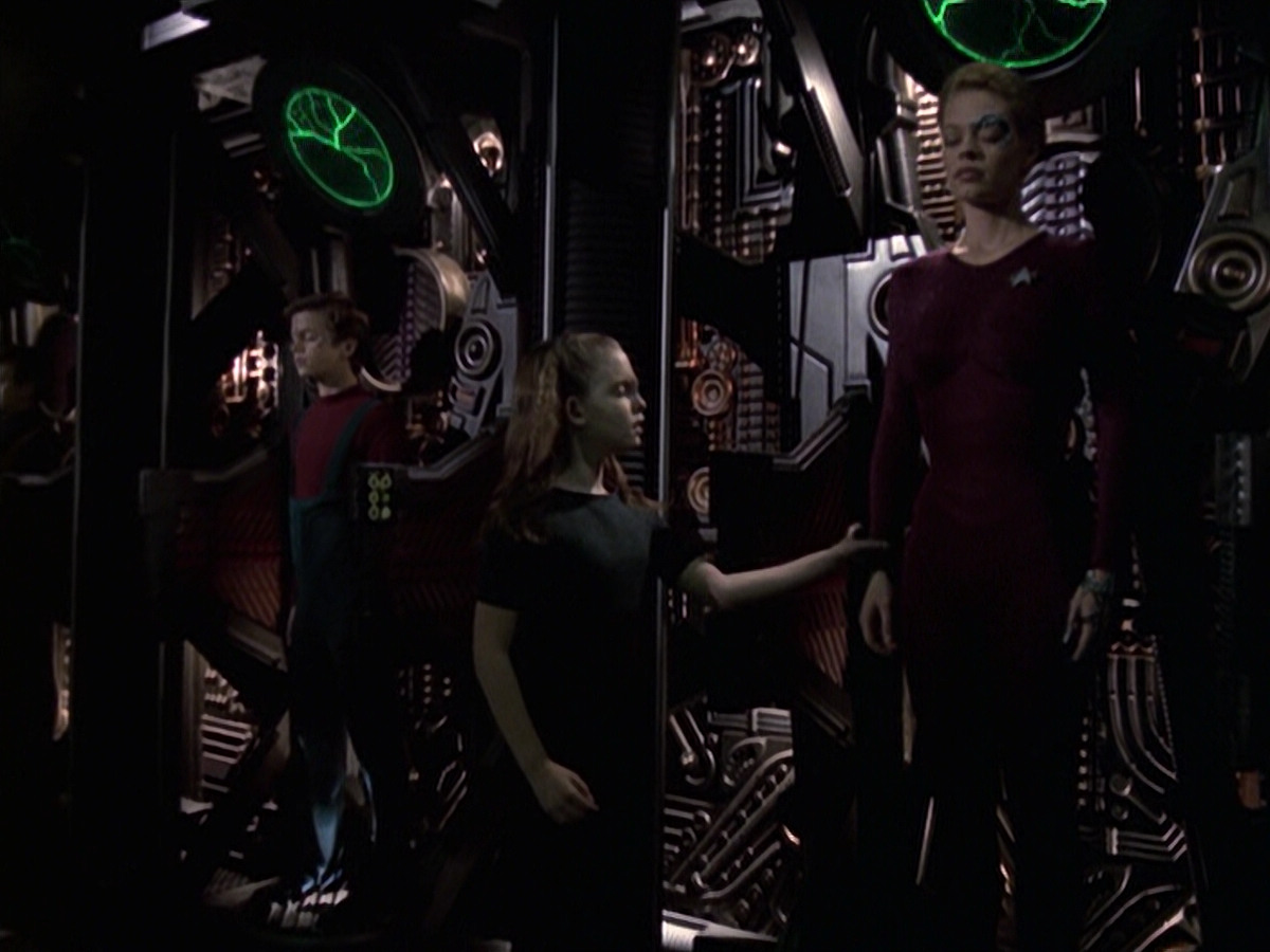 extant_StarTrek_VOY_6x19-ChildsPlay_02549.jpg
