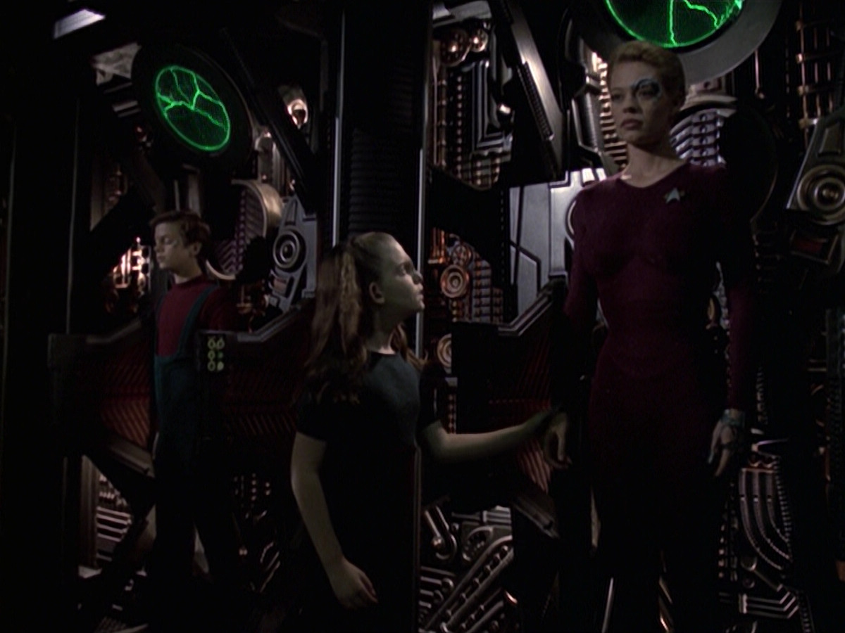 extant_StarTrek_VOY_6x19-ChildsPlay_02551.jpg