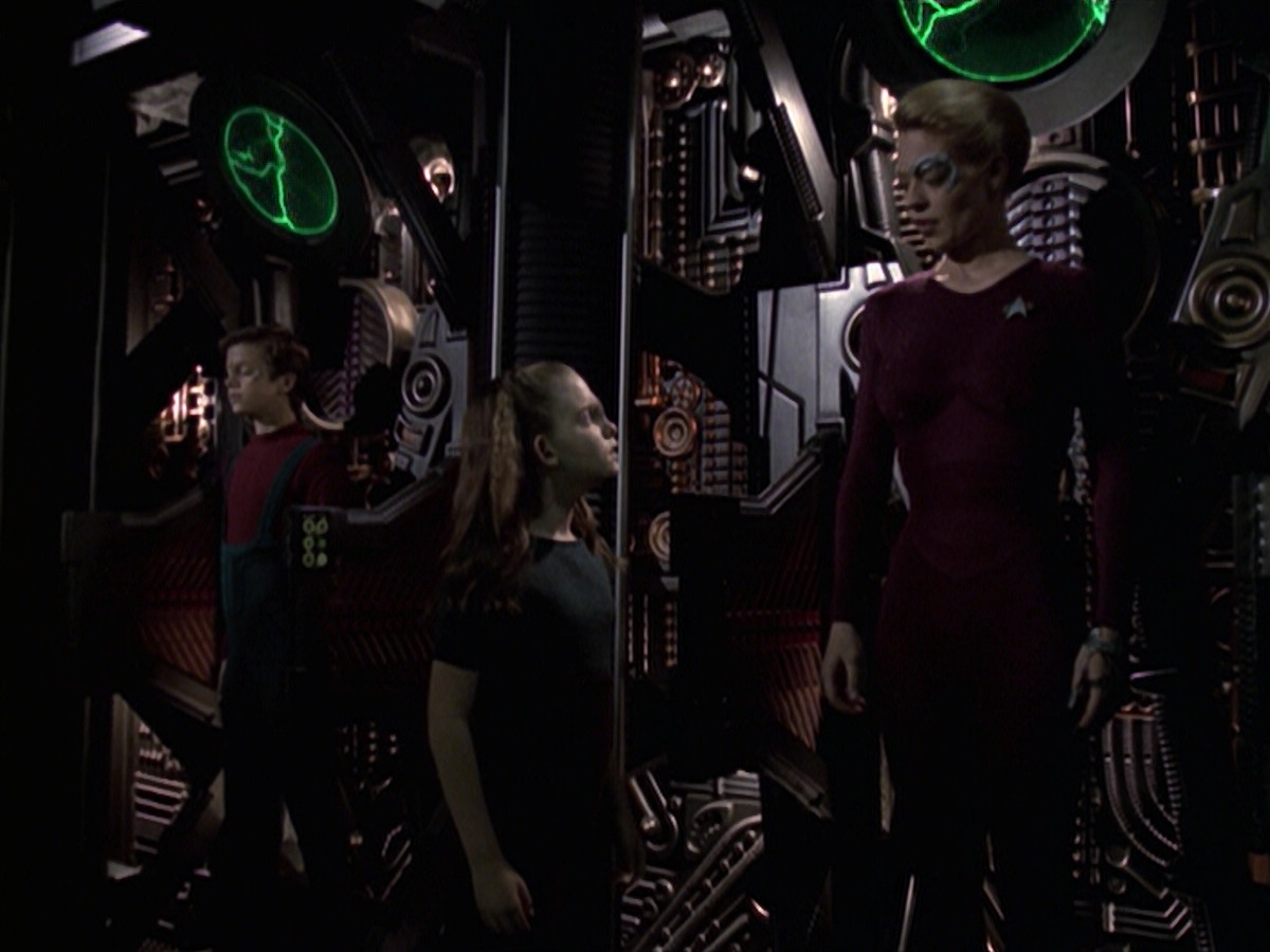 extant_StarTrek_VOY_6x19-ChildsPlay_02553.jpg