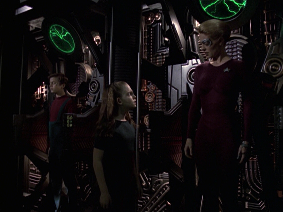 extant_StarTrek_VOY_6x19-ChildsPlay_02554.jpg