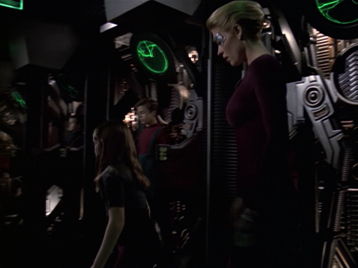 extant_StarTrek_VOY_6x19-ChildsPlay_02603.jpg