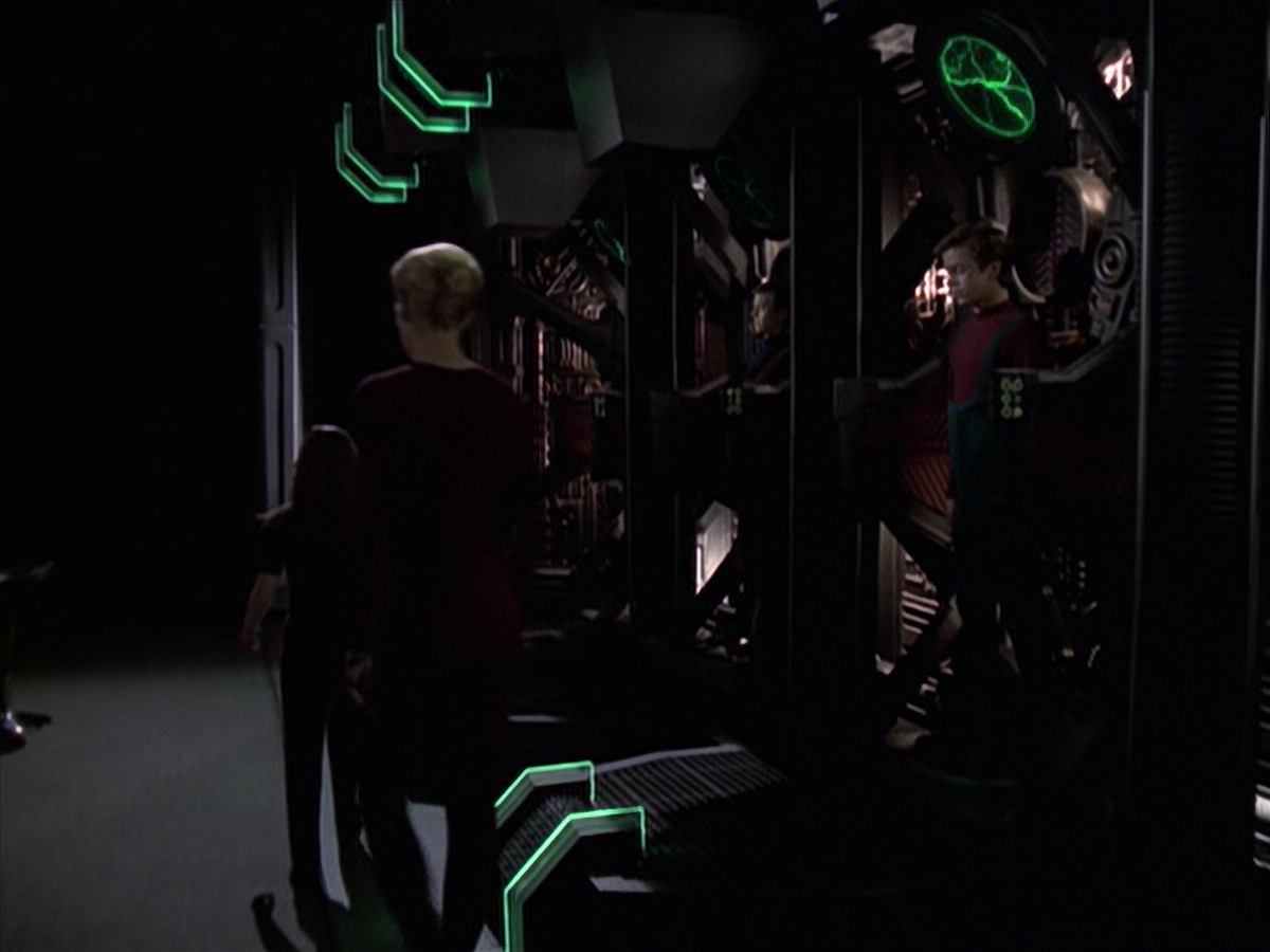 extant_StarTrek_VOY_6x19-ChildsPlay_02606.jpg