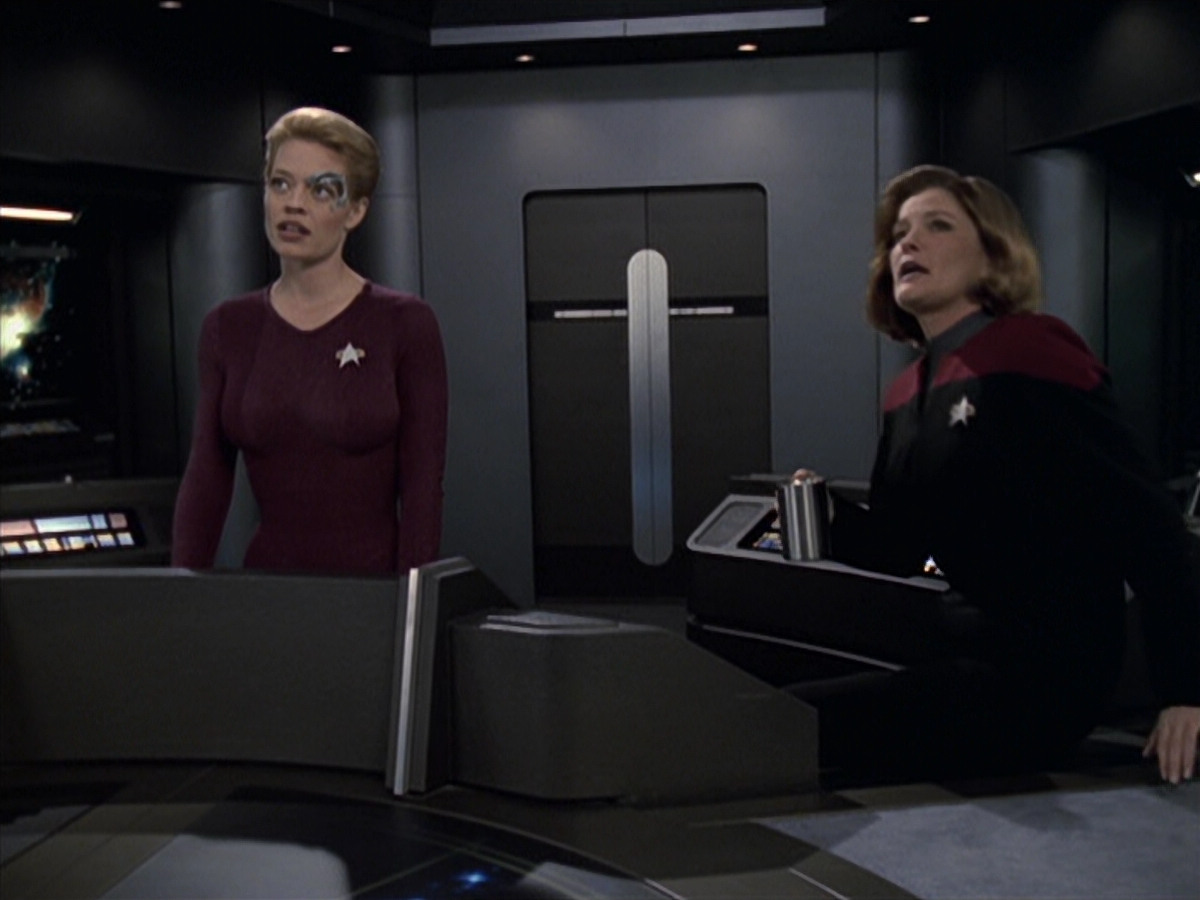 extant_StarTrek_VOY_6x19-ChildsPlay_02685.jpg