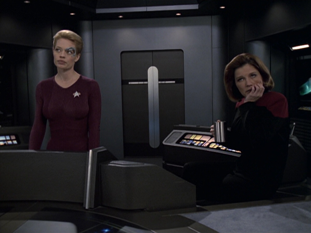 extant_StarTrek_VOY_6x19-ChildsPlay_02694.jpg