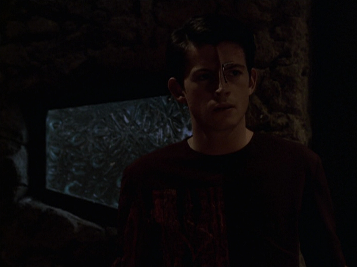 extant_StarTrek_VOY_6x19-ChildsPlay_02913.jpg