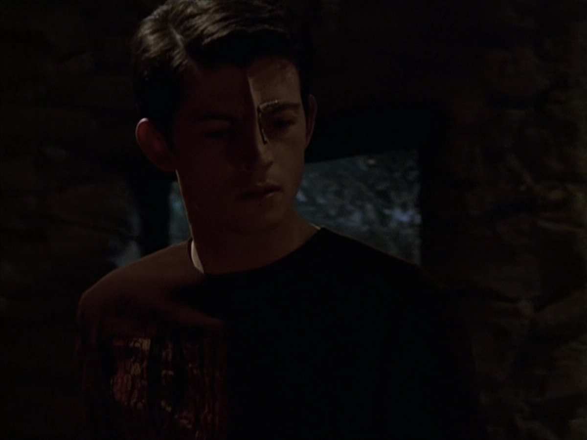 extant_StarTrek_VOY_6x19-ChildsPlay_02925.jpg