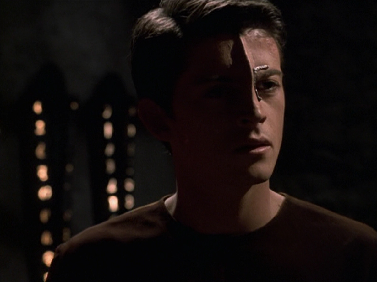 extant_StarTrek_VOY_6x19-ChildsPlay_02927.jpg