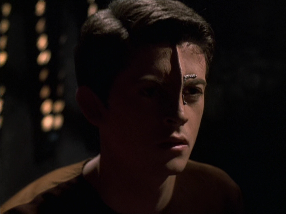 extant_StarTrek_VOY_6x19-ChildsPlay_02928.jpg