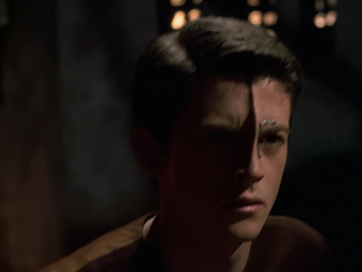 extant_StarTrek_VOY_6x19-ChildsPlay_02929.jpg