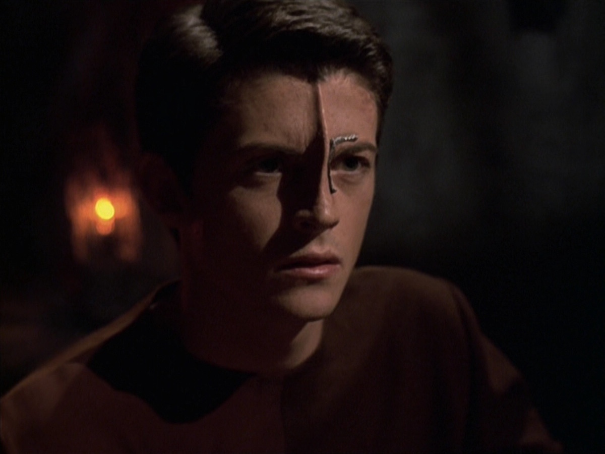 extant_StarTrek_VOY_6x19-ChildsPlay_02937.jpg