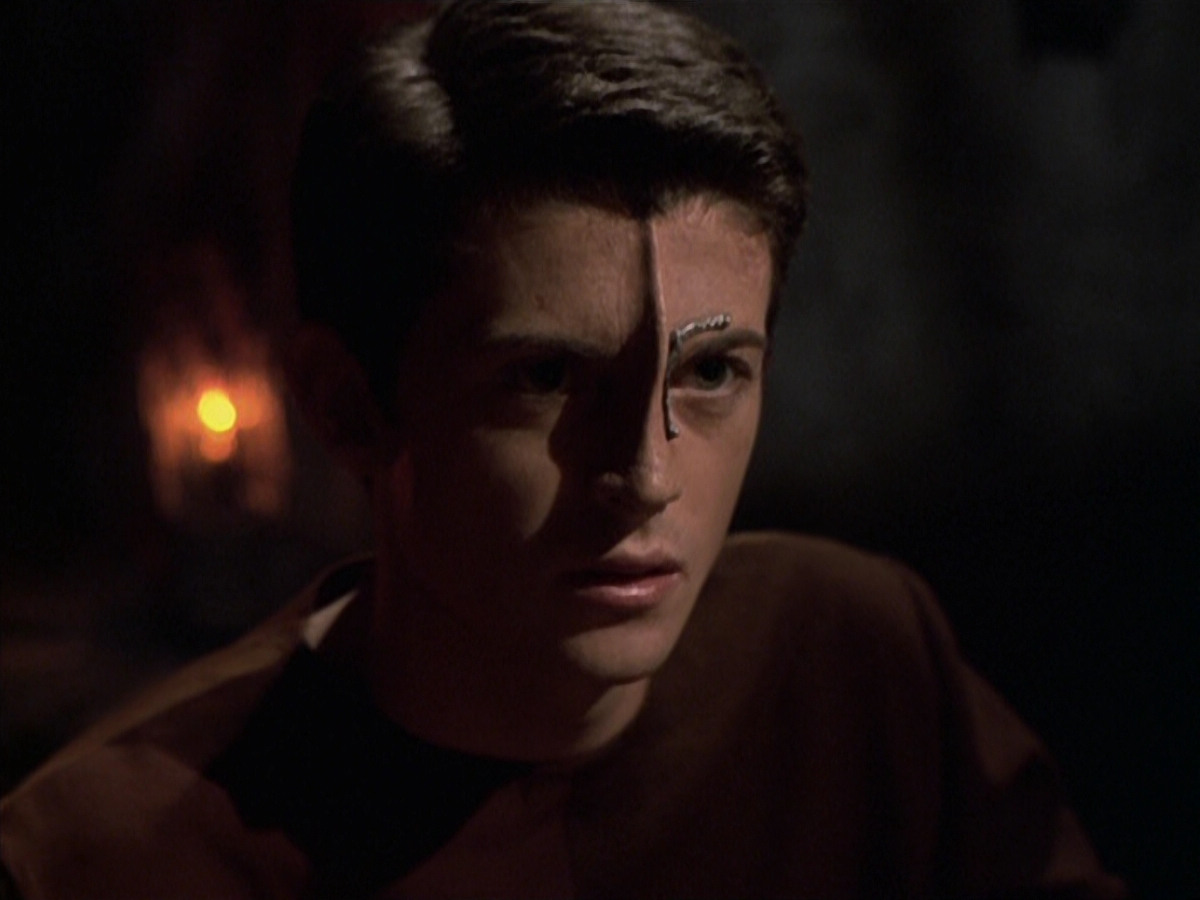 extant_StarTrek_VOY_6x19-ChildsPlay_02938.jpg