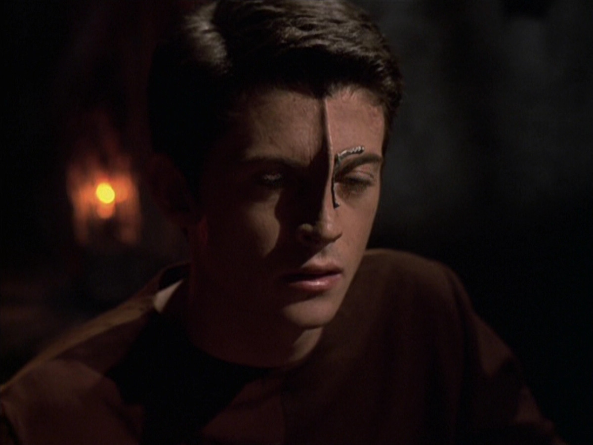 extant_StarTrek_VOY_6x19-ChildsPlay_02939.jpg