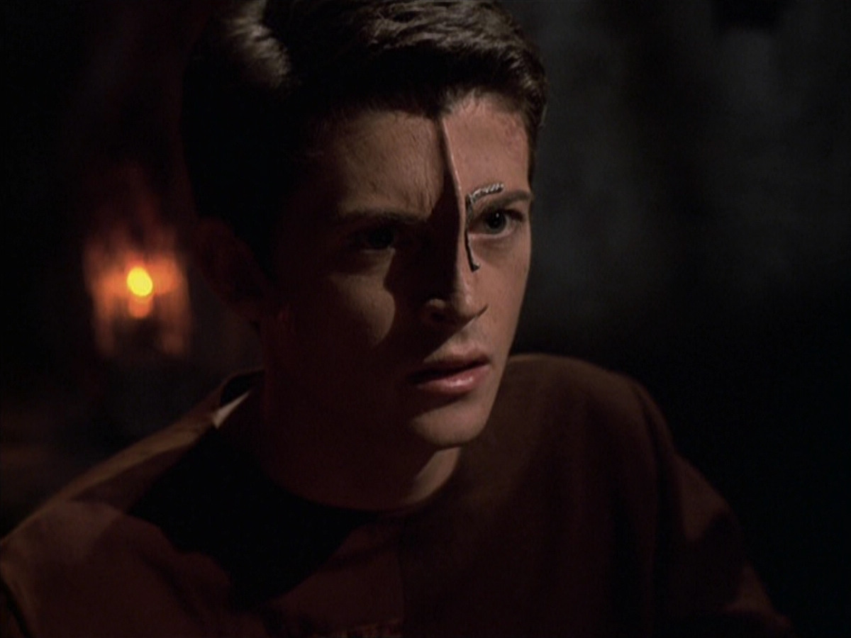 extant_StarTrek_VOY_6x19-ChildsPlay_02966.jpg
