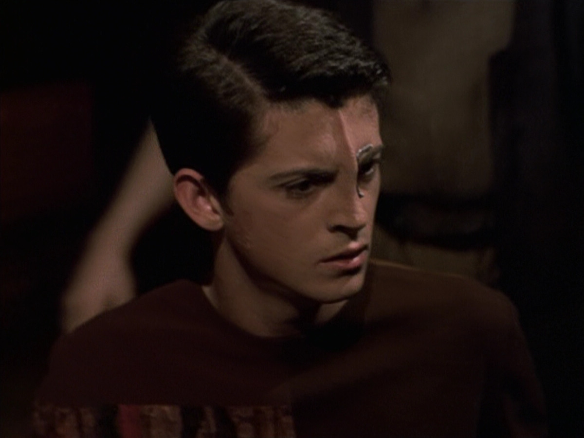 extant_StarTrek_VOY_6x19-ChildsPlay_02974.jpg