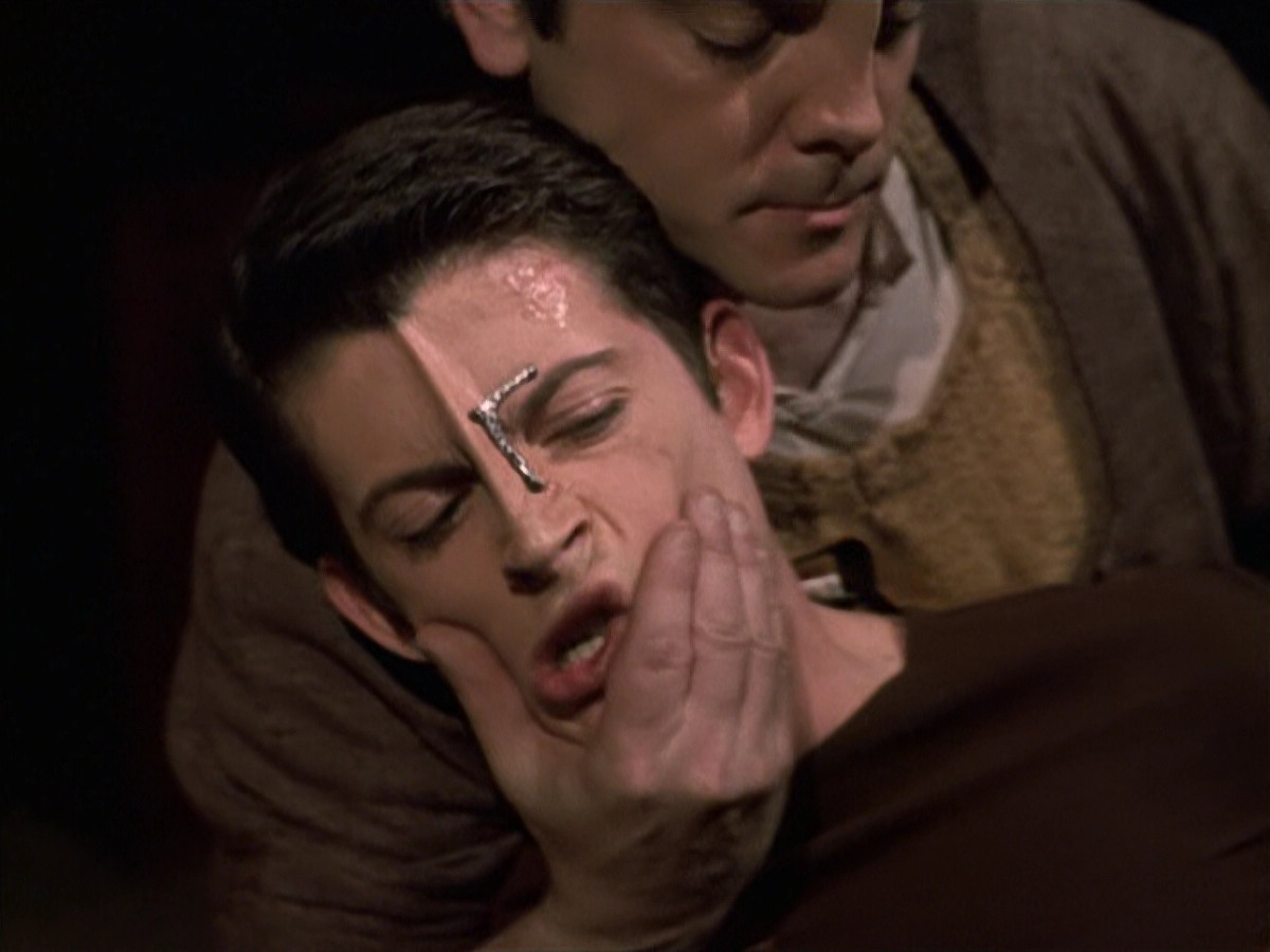 extant_StarTrek_VOY_6x19-ChildsPlay_02976.jpg
