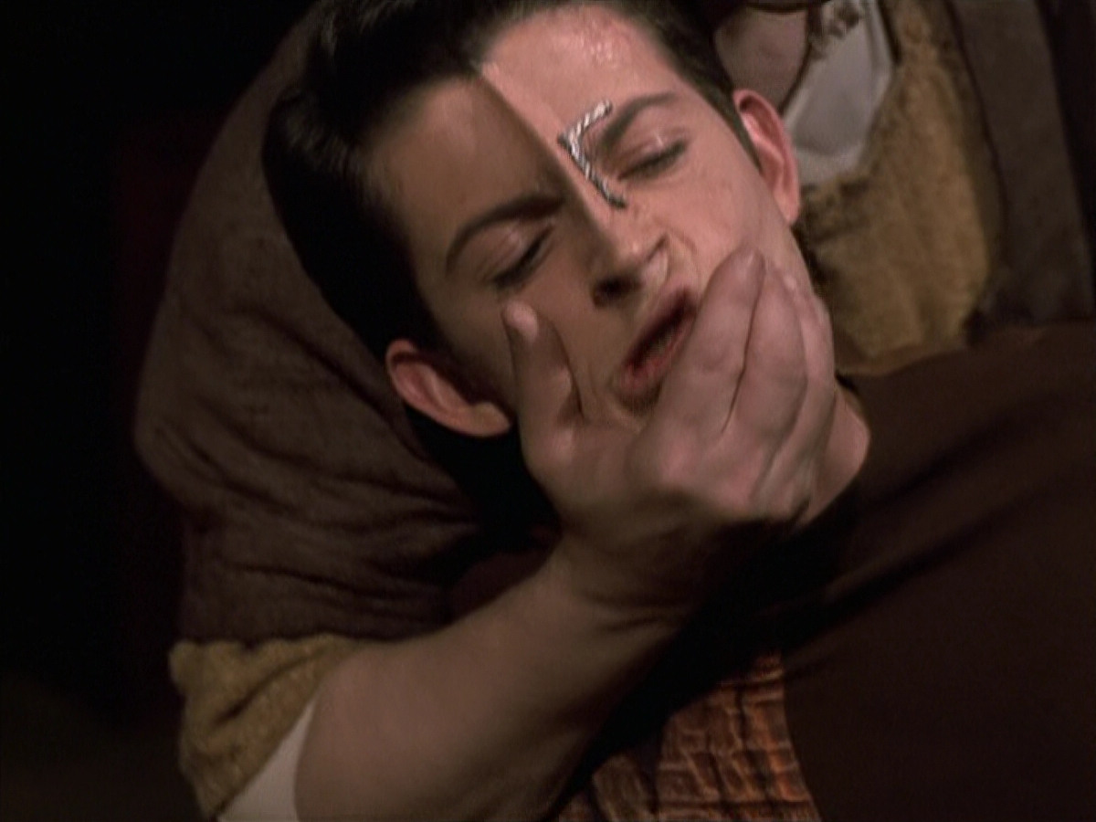 extant_StarTrek_VOY_6x19-ChildsPlay_02977.jpg