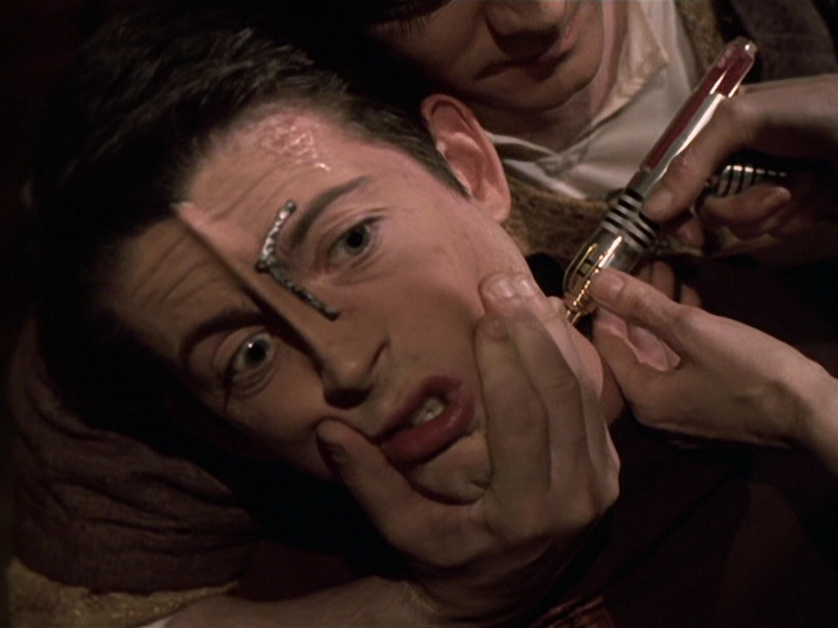 extant_StarTrek_VOY_6x19-ChildsPlay_02982.jpg