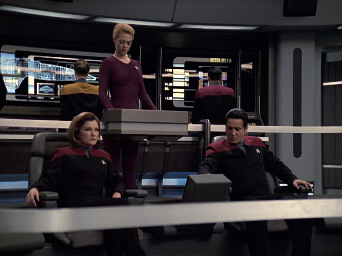extant_StarTrek_VOY_6x19-ChildsPlay_03010.jpg
