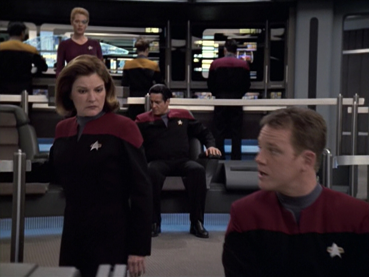 extant_StarTrek_VOY_6x19-ChildsPlay_03085.jpg