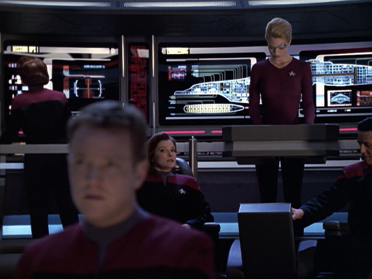 extant_StarTrek_VOY_6x19-ChildsPlay_03240.jpg