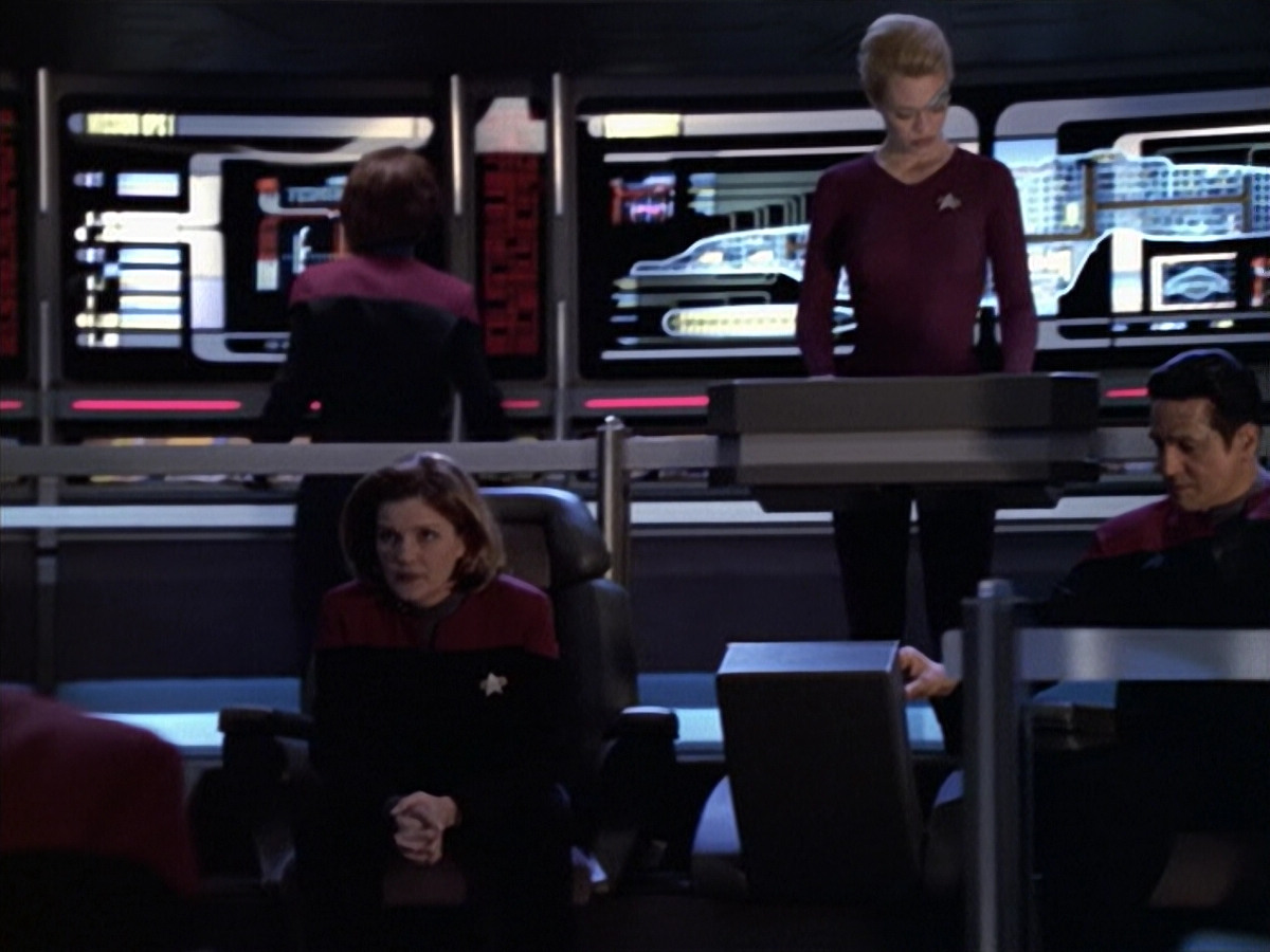extant_StarTrek_VOY_6x19-ChildsPlay_03249.jpg