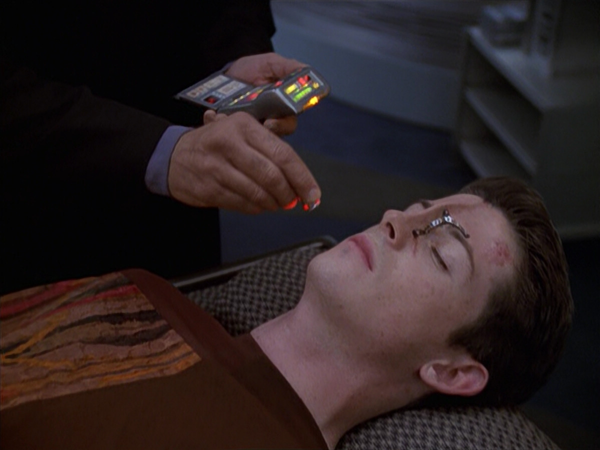 extant_StarTrek_VOY_6x19-ChildsPlay_03375.jpg