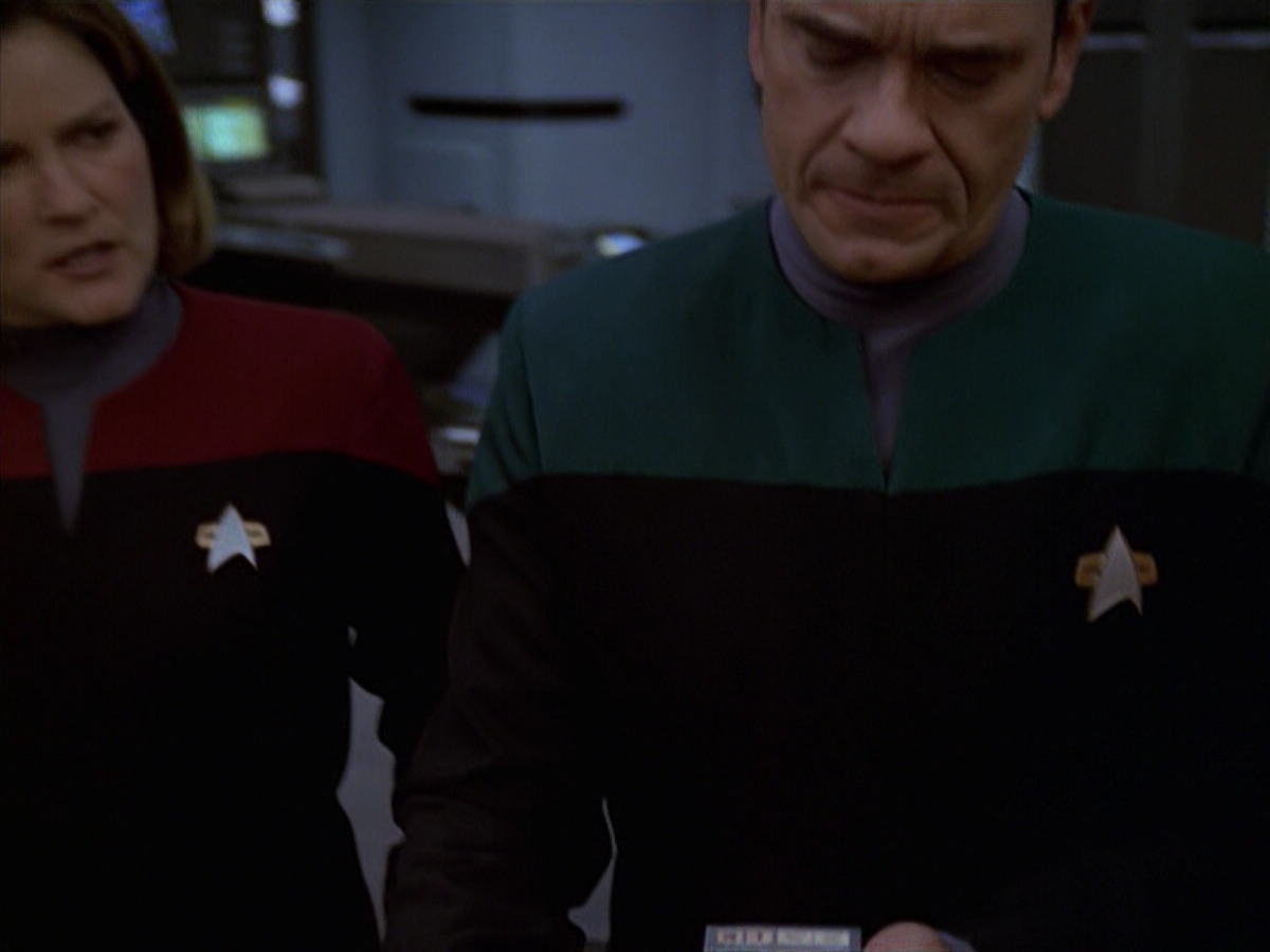 extant_StarTrek_VOY_6x19-ChildsPlay_03378.jpg
