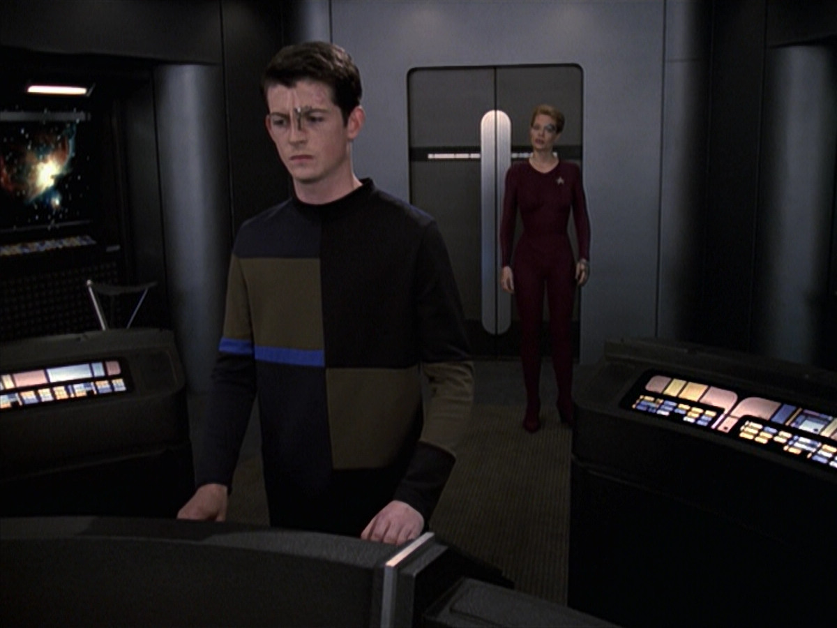 extant_StarTrek_VOY_6x19-ChildsPlay_03446.jpg