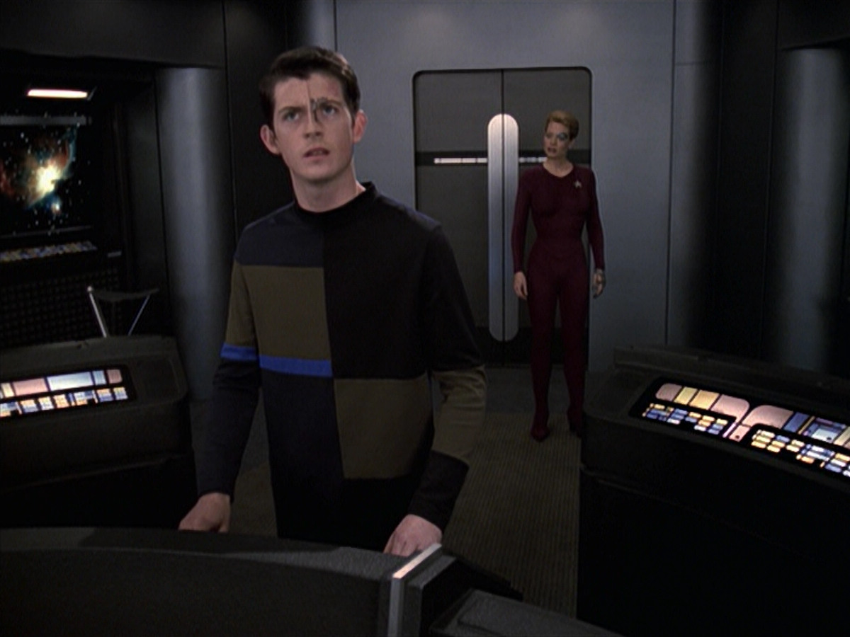 extant_StarTrek_VOY_6x19-ChildsPlay_03456.jpg