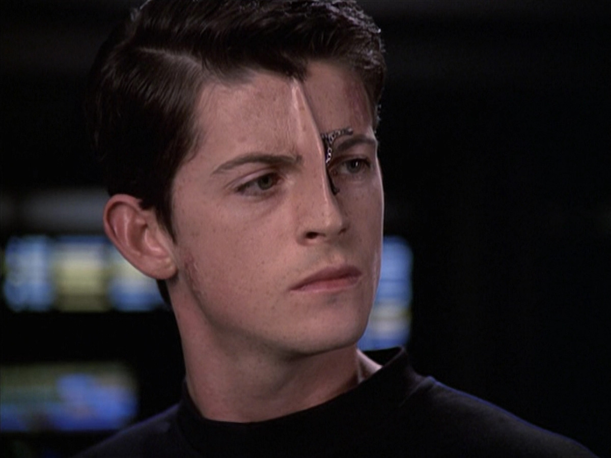 extant_StarTrek_VOY_6x19-ChildsPlay_03580.jpg