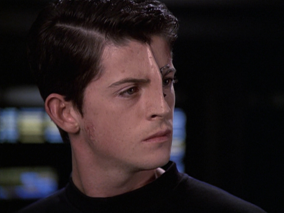 extant_StarTrek_VOY_6x19-ChildsPlay_03596.jpg