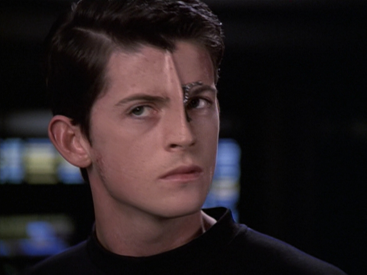extant_StarTrek_VOY_6x19-ChildsPlay_03597.jpg