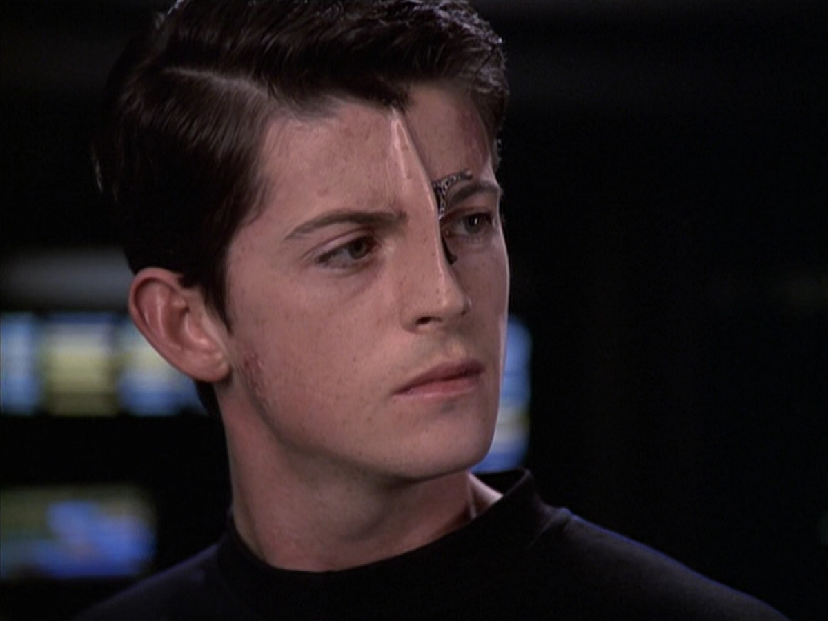 extant_StarTrek_VOY_6x19-ChildsPlay_03604.jpg