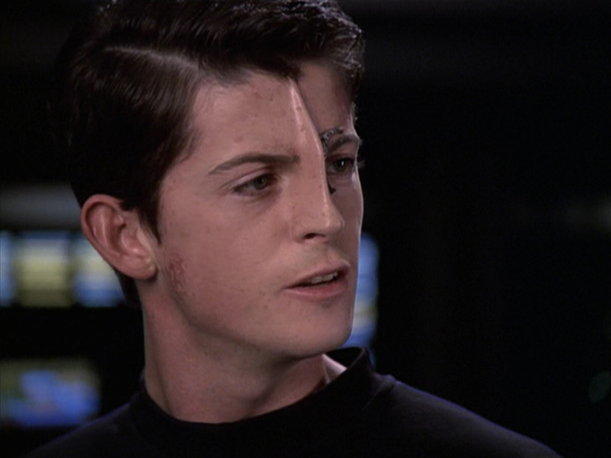 extant_StarTrek_VOY_6x19-ChildsPlay_03605.jpg