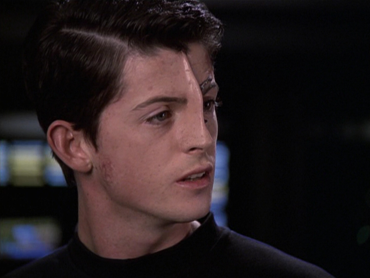 extant_StarTrek_VOY_6x19-ChildsPlay_03606.jpg