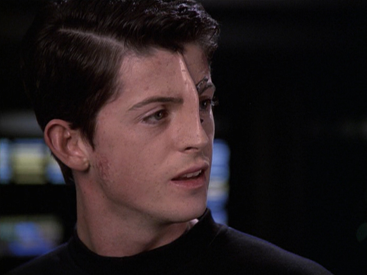 extant_StarTrek_VOY_6x19-ChildsPlay_03607.jpg