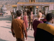 extant_StarTrek_VOY_6x19-ChildsPlay_01026.jpg
