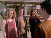 extant_StarTrek_VOY_6x19-ChildsPlay_01034.jpg