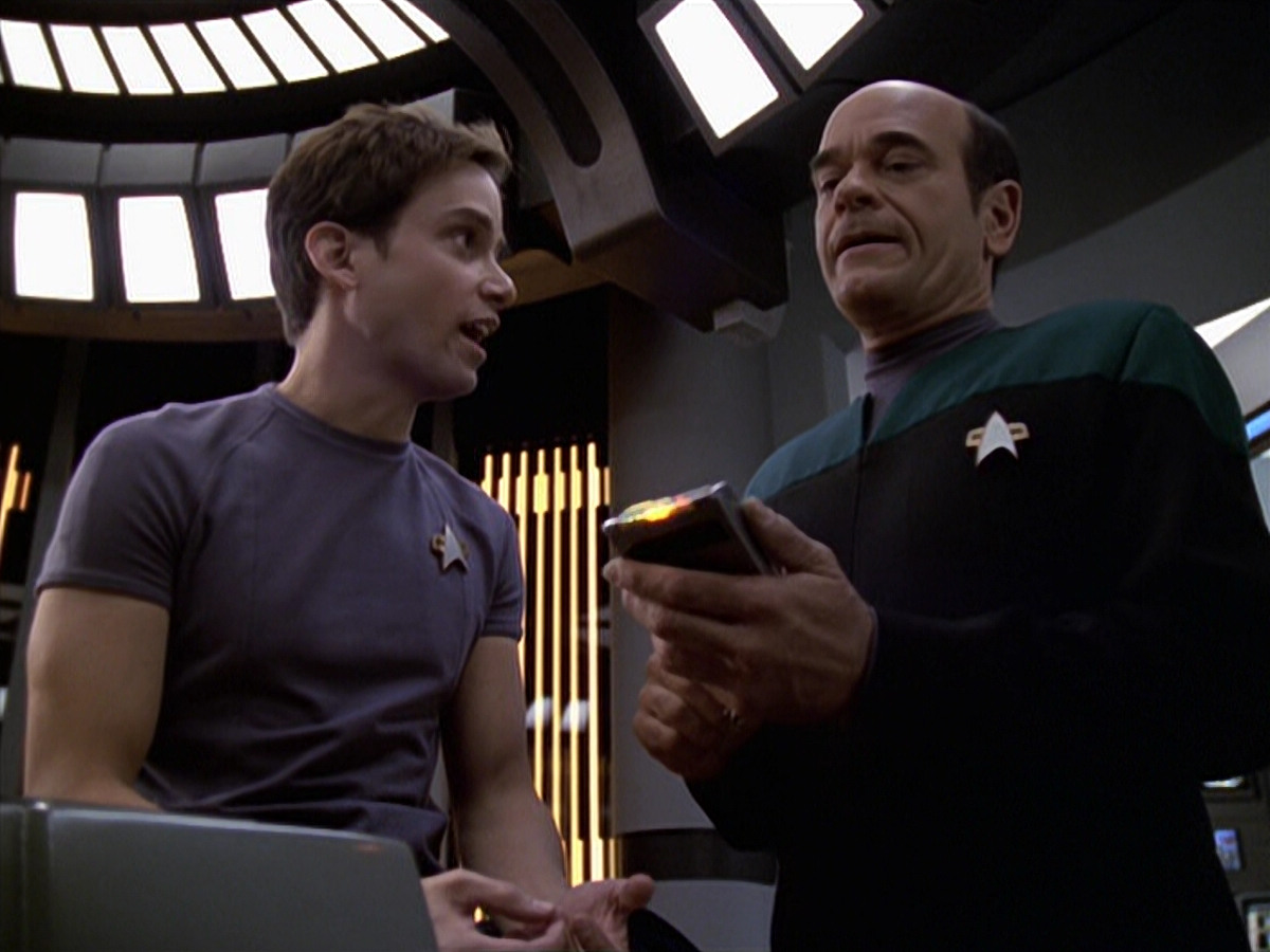 extant_StarTrek_VOY_6x20-GoodShepherd_01439.jpg