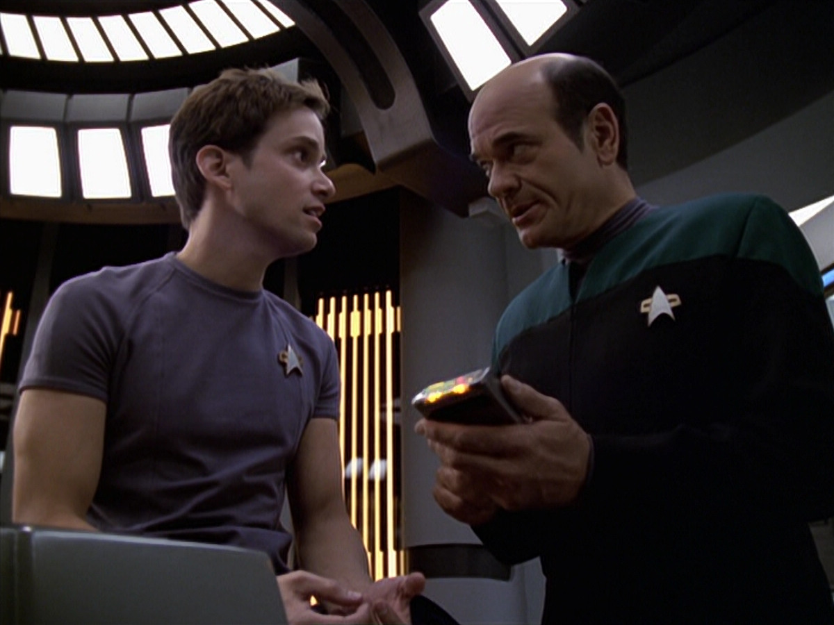extant_StarTrek_VOY_6x20-GoodShepherd_01440.jpg