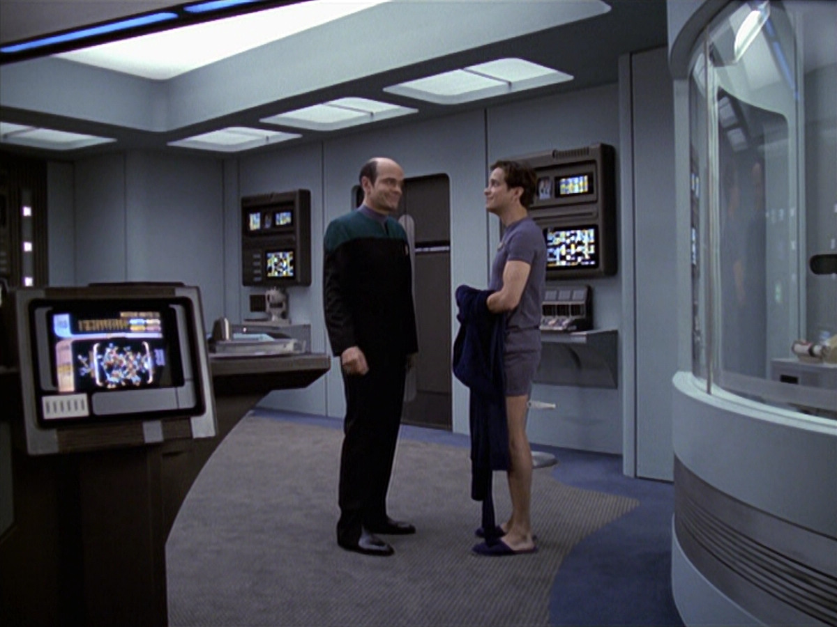 extant_StarTrek_VOY_6x20-GoodShepherd_01502.jpg